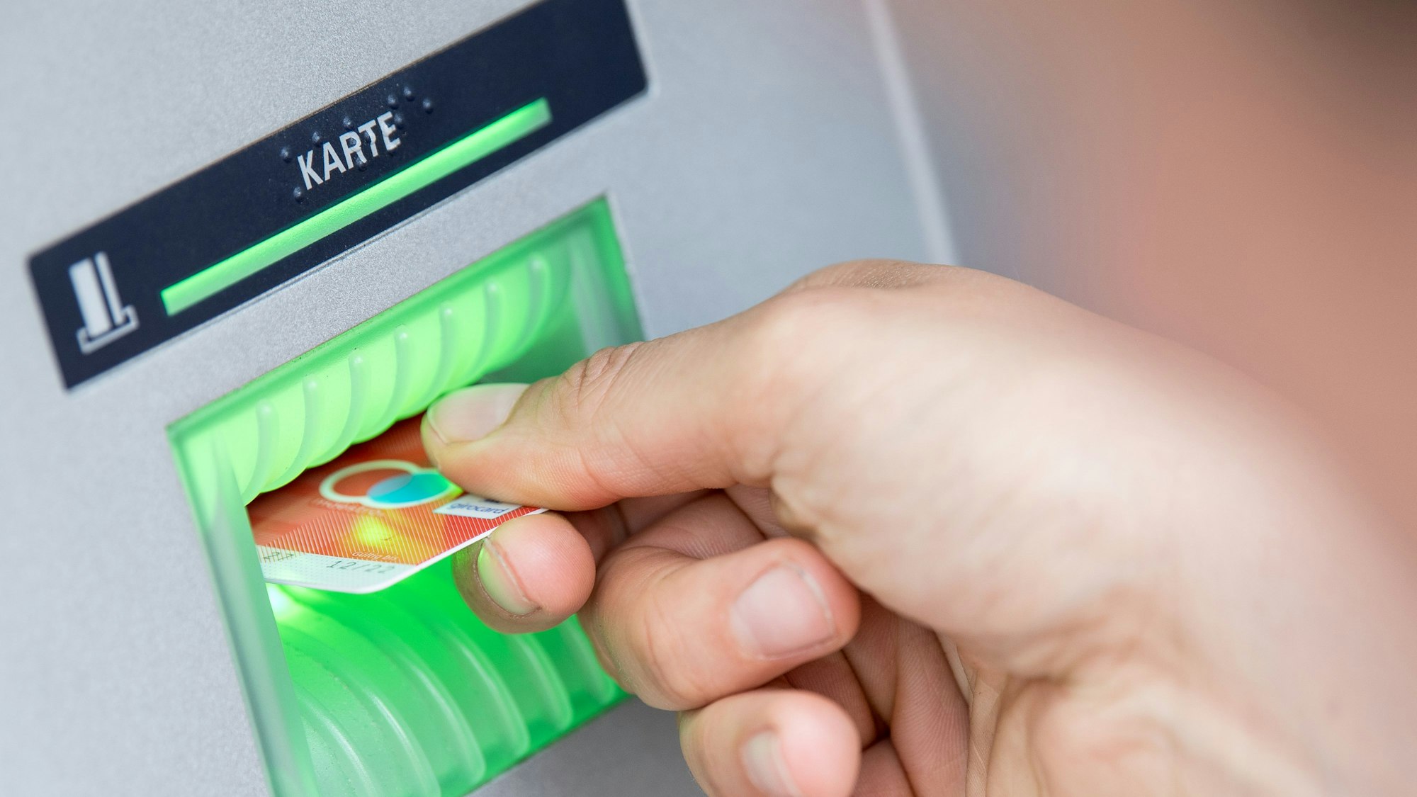 Banken und Sparkassen sind gesetzlich dazu verpflichtet, beim Kontoumzug mitzuhelfen. (Symbolbild)