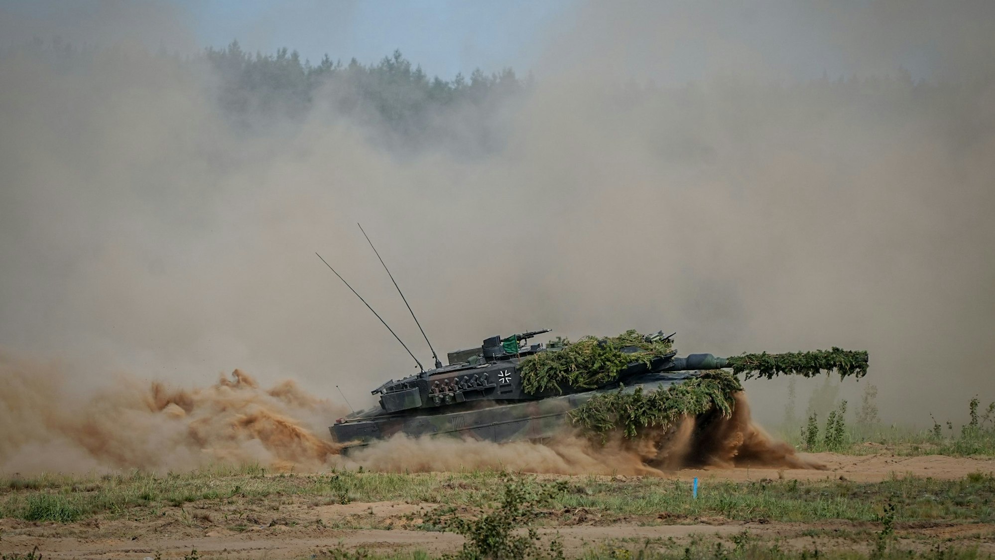 Ein Leopard-2-Kampfpanzer der Bundeswehr nimmt zum Abschluss an der Nato-Übung Quadriga 2024 teil. (Archivbild)