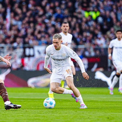 Eric Smith FC St. Pauli, 08, Florian Wirtz Bayer 04 Leverkusen, 10 GER, FC St. Pauli vs. Bayer 04 Leverkusen, Fussball, Bundesliga, Spieltag 30, Saison 2024/25, 20.04.2025 DFL REGULATIONS PROHIBIT ANY USE OF PHOTOGRAPHS AS IMAGE SEQUENCES AND/OR QUASI-VIDEO GER, FC St. Pauli vs. Bayer 04 Leverkusen, Fussball, Bundesliga, Spieltag 30, Saison 2024/25, 20.04.2025 Hamburg *** Eric Smith FC St Pauli, 08 , Florian Wirtz Bayer 04 Leverkusen, 10 GER, FC St Pauli vs Bayer 04 Leverkusen, Football, Bundesliga, Matchday 30, Season 2024 25, 20 04 2025 DFL REGULATIONS PROHIBIT ANY USE OF PHOTOGRAPHS AS IMAGE SEQUENCES AND OR QUASI VIDEO GER, FC St Pauli vs Bayer 04 Leverkusen, Football, Bundesliga, Matchday 30, Season 2024 25, 20 04 2025 Hamburg Copyright: xEibner-Pressefoto/MarcelxvonxFehrnx EP_MFN