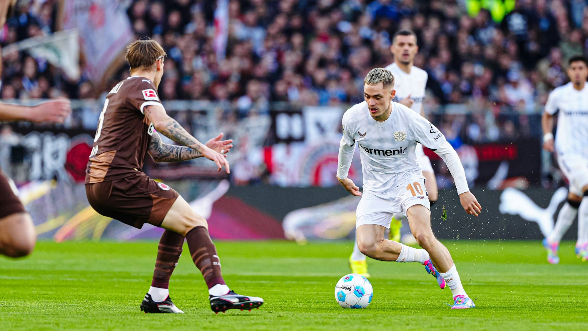 Eric Smith FC St. Pauli, 08, Florian Wirtz Bayer 04 Leverkusen, 10 GER, FC St. Pauli vs. Bayer 04 Leverkusen, Fussball, Bundesliga, Spieltag 30, Saison 2024/25, 20.04.2025 DFL REGULATIONS PROHIBIT ANY USE OF PHOTOGRAPHS AS IMAGE SEQUENCES AND/OR QUASI-VIDEO GER, FC St. Pauli vs. Bayer 04 Leverkusen, Fussball, Bundesliga, Spieltag 30, Saison 2024/25, 20.04.2025 Hamburg *** Eric Smith FC St Pauli, 08 , Florian Wirtz Bayer 04 Leverkusen, 10 GER, FC St Pauli vs Bayer 04 Leverkusen, Football, Bundesliga, Matchday 30, Season 2024 25, 20 04 2025 DFL REGULATIONS PROHIBIT ANY USE OF PHOTOGRAPHS AS IMAGE SEQUENCES AND OR QUASI VIDEO GER, FC St Pauli vs Bayer 04 Leverkusen, Football, Bundesliga, Matchday 30, Season 2024 25, 20 04 2025 Hamburg Copyright: xEibner-Pressefoto/MarcelxvonxFehrnx EP_MFN