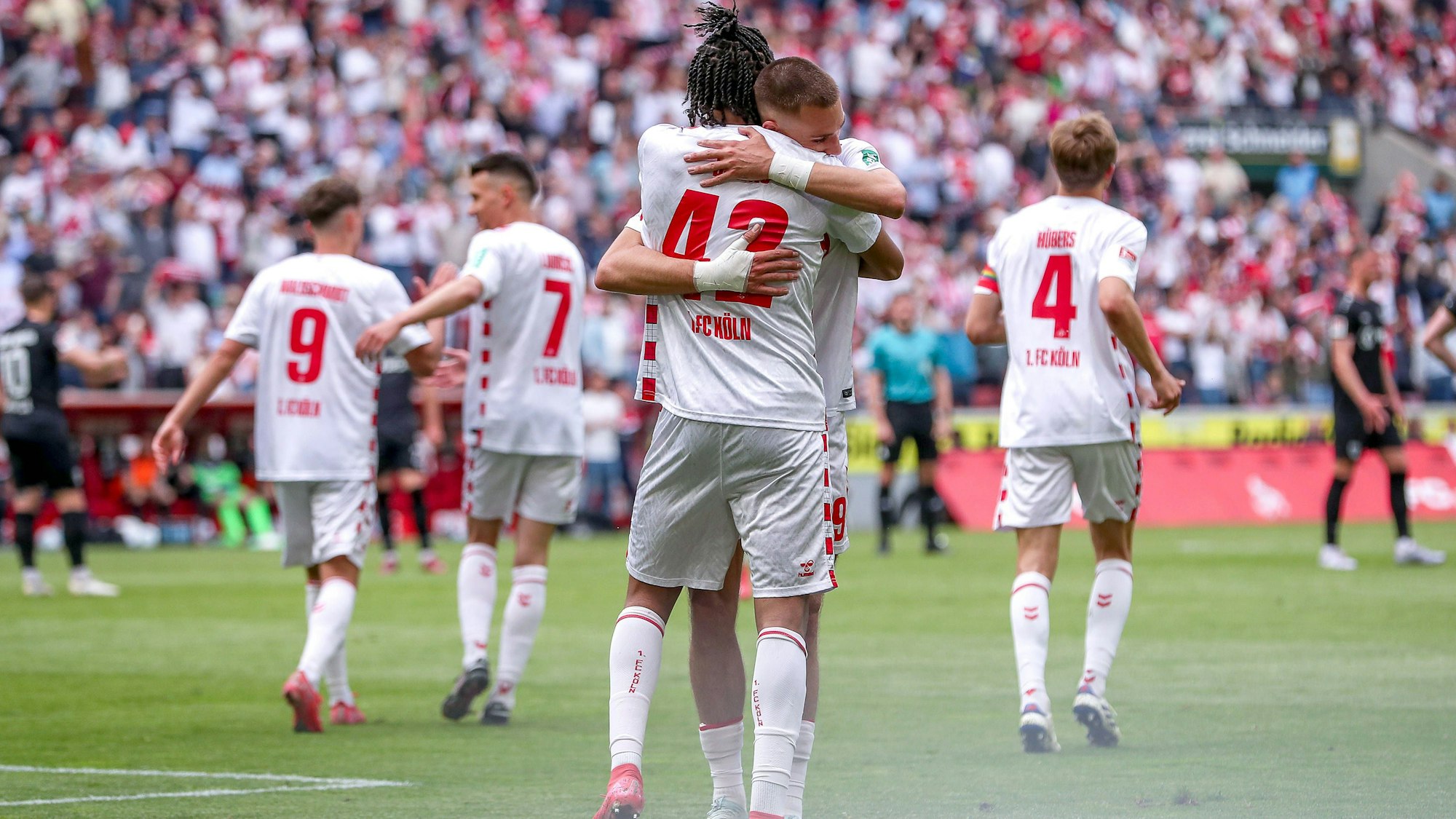 Torjubel nach dem Tor zum 3:1 durch Torschütze Damion Downs