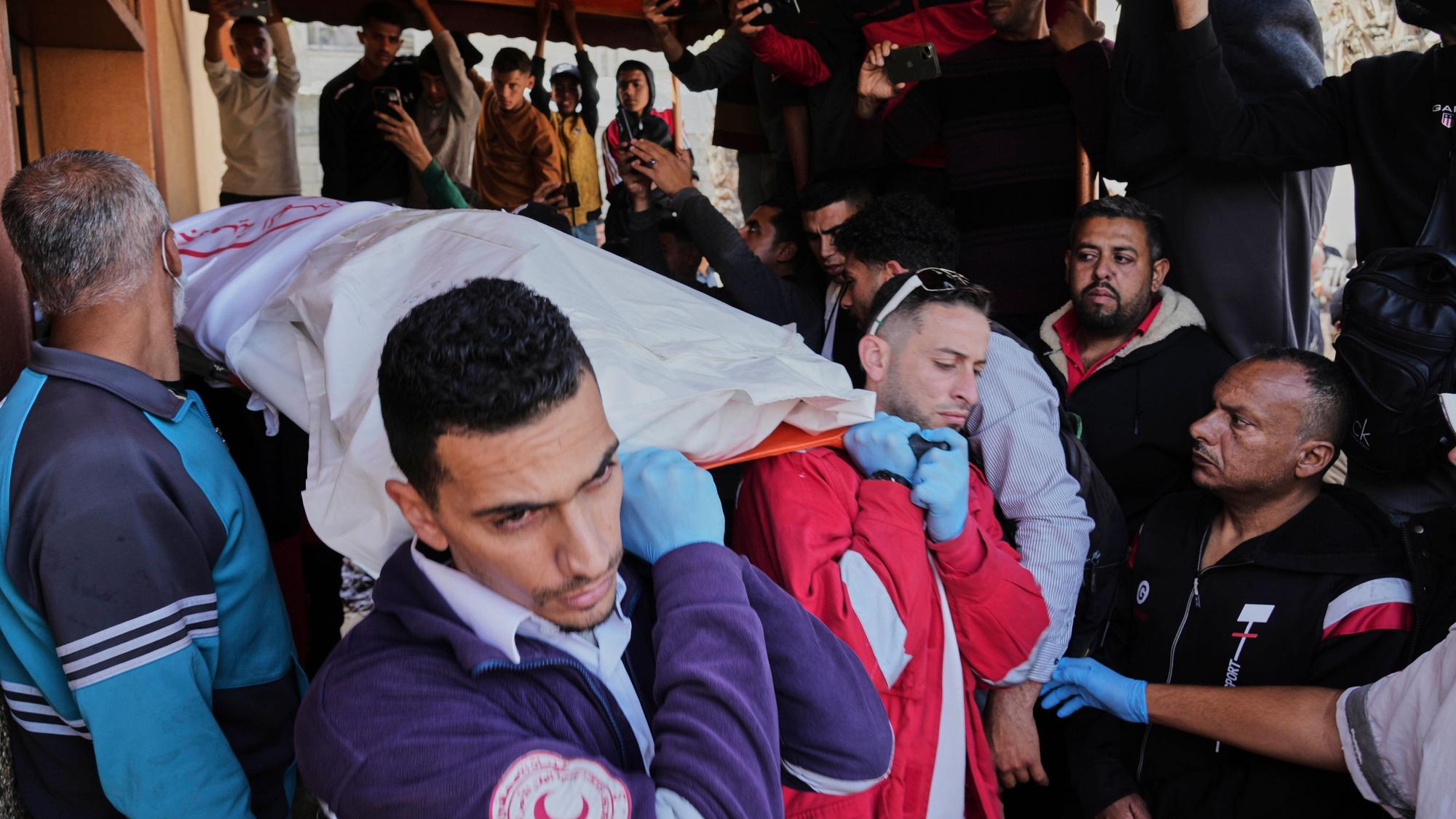 Trauernde tragen die Leichen von acht Rettungssanitätern des Roten Halbmonds, die nach einem israelischen Angriff in Rafah geborgen wurden. (Archivbild)