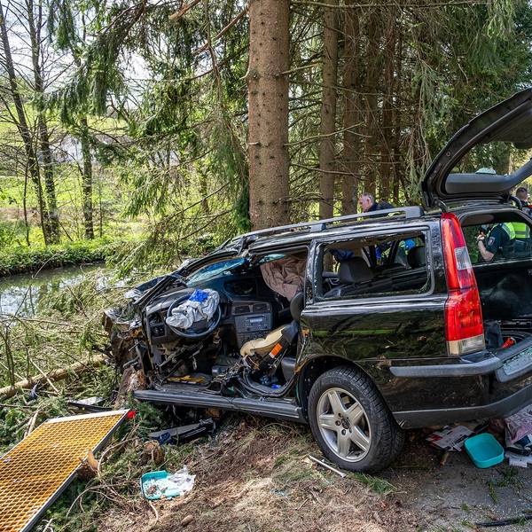 Bei einem Alleinunfall in der Nähe der Marienheider Ortschaft Dürhölzen wurde ein 22 Jahre alter Autofahrer aus der Gemeinde Lindlar am Ostersonntag schwerstverletzt.