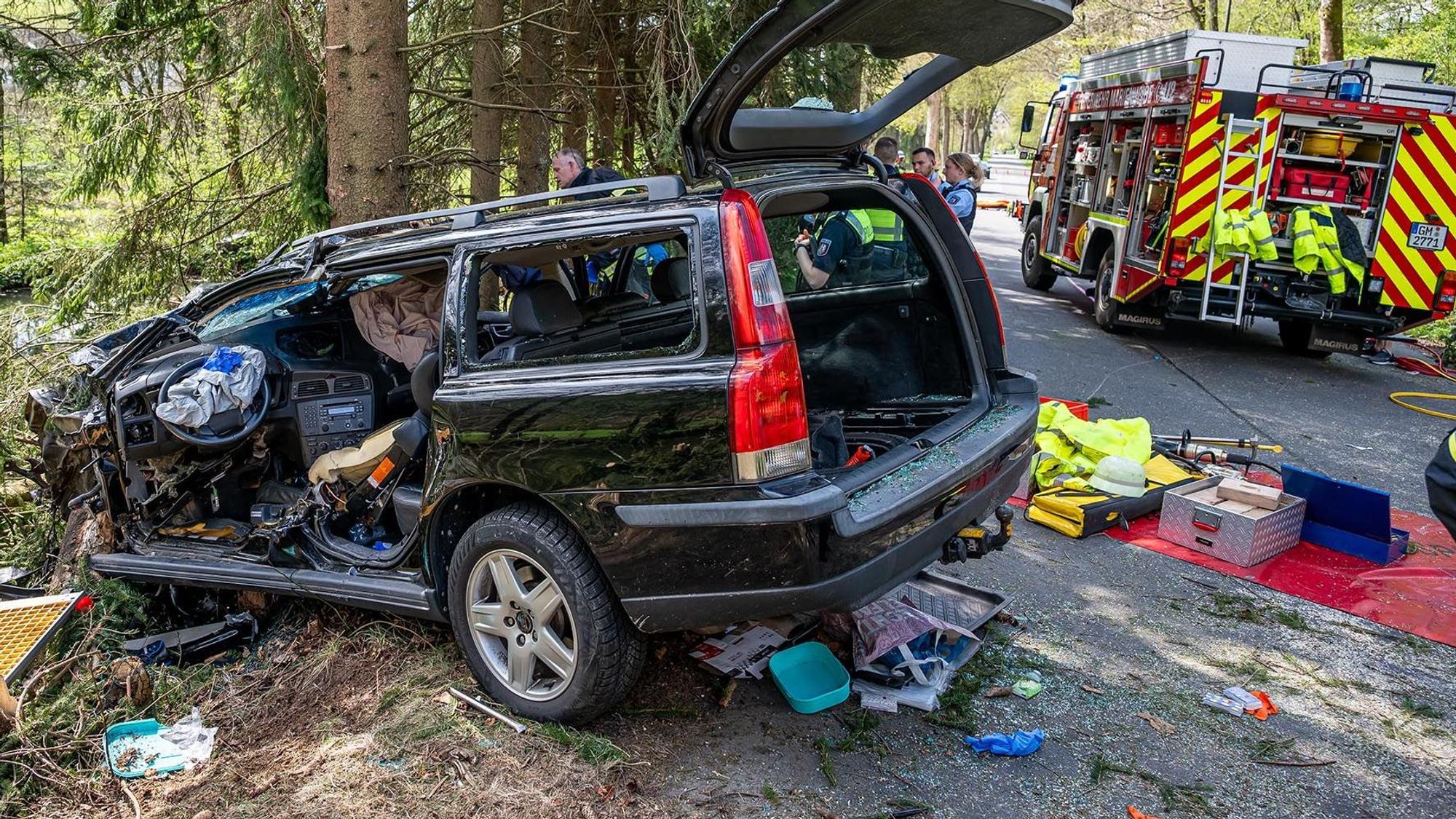 Bei einem Alleinunfall in der Nähe der Marienheider Ortschaft Dürhölzen wurde ein 22 Jahre alter Autofahrer aus der Gemeinde Lindlar am Ostersonntag schwerstverletzt.