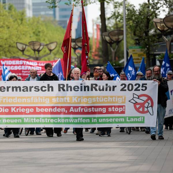 19.04.2025, Nordrhein-Westfalen, Duisburg: Teilnehmer des Ostermarsches RheinRuhr ziehen durch die Innenstadt. Auch 2025 fanden unter dem Eindruck des Krieges Russlands gegen die Ukraine bundesweit zahlreiche Ostermärsche statt. Foto: Thomas Banneyer/dpa +++ dpa-Bildfunk +++