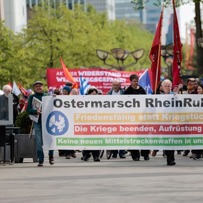 19.04.2025, Nordrhein-Westfalen, Duisburg: Teilnehmer des Ostermarsches RheinRuhr ziehen durch die Innenstadt. Auch 2025 fanden unter dem Eindruck des Krieges Russlands gegen die Ukraine bundesweit zahlreiche Ostermärsche statt. Foto: Thomas Banneyer/dpa +++ dpa-Bildfunk +++