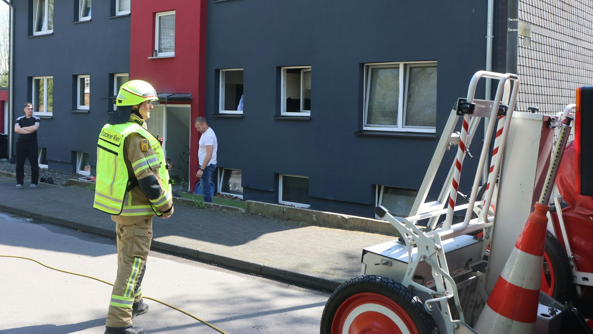 Im Erdgeschoss eines Hauses an der Heinrich-Stender-Straße in Wiehl-Oberbantenberg war am Nachmittag des Ostersonntags ein Feuer ausgebrochen.