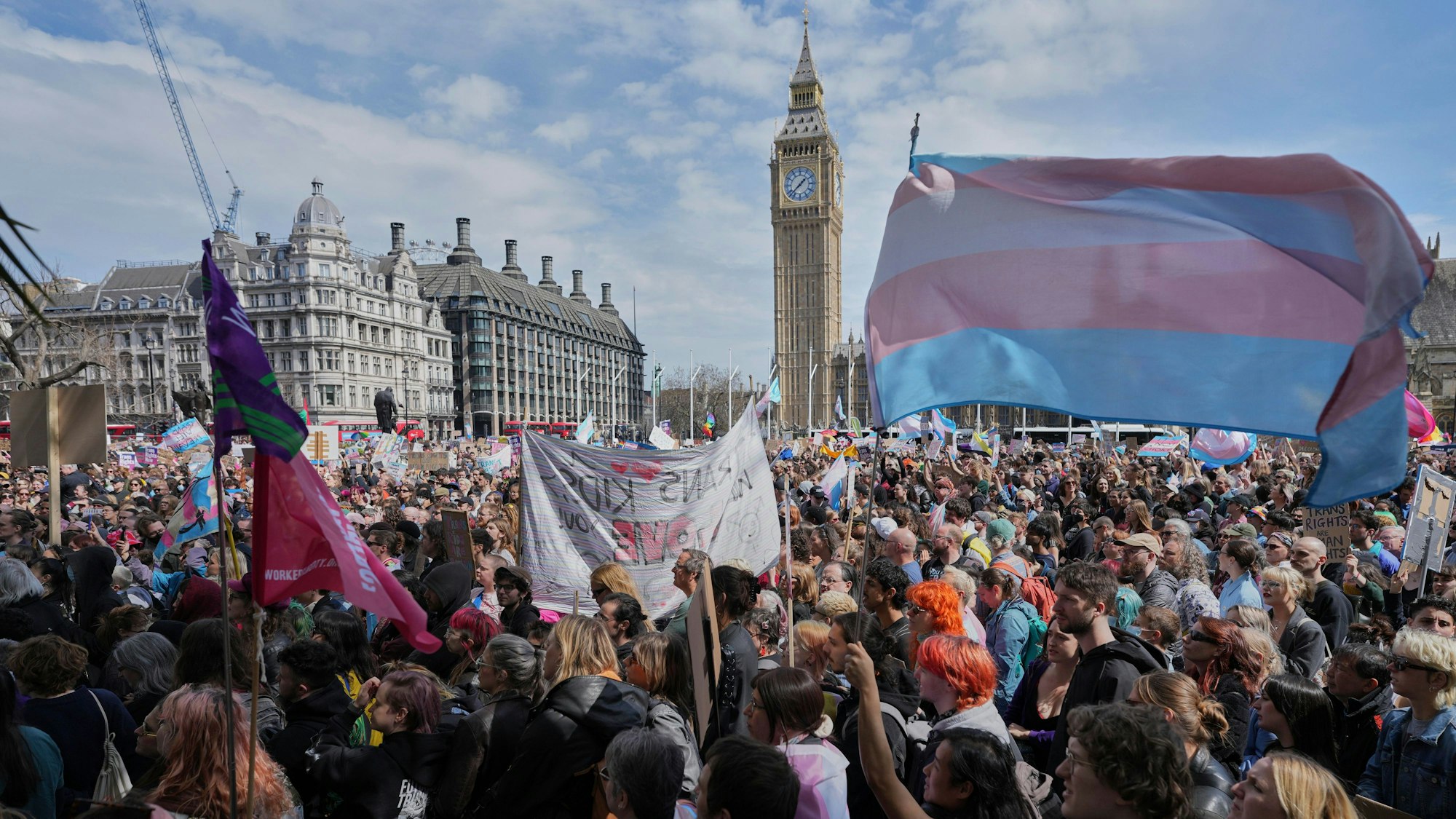 Aktivisten nehmen an einer Kundgebung teil, die von Transgruppen, Gewerkschaften und Gemeindeorganisationen organisiert wurde. (Archivbild)