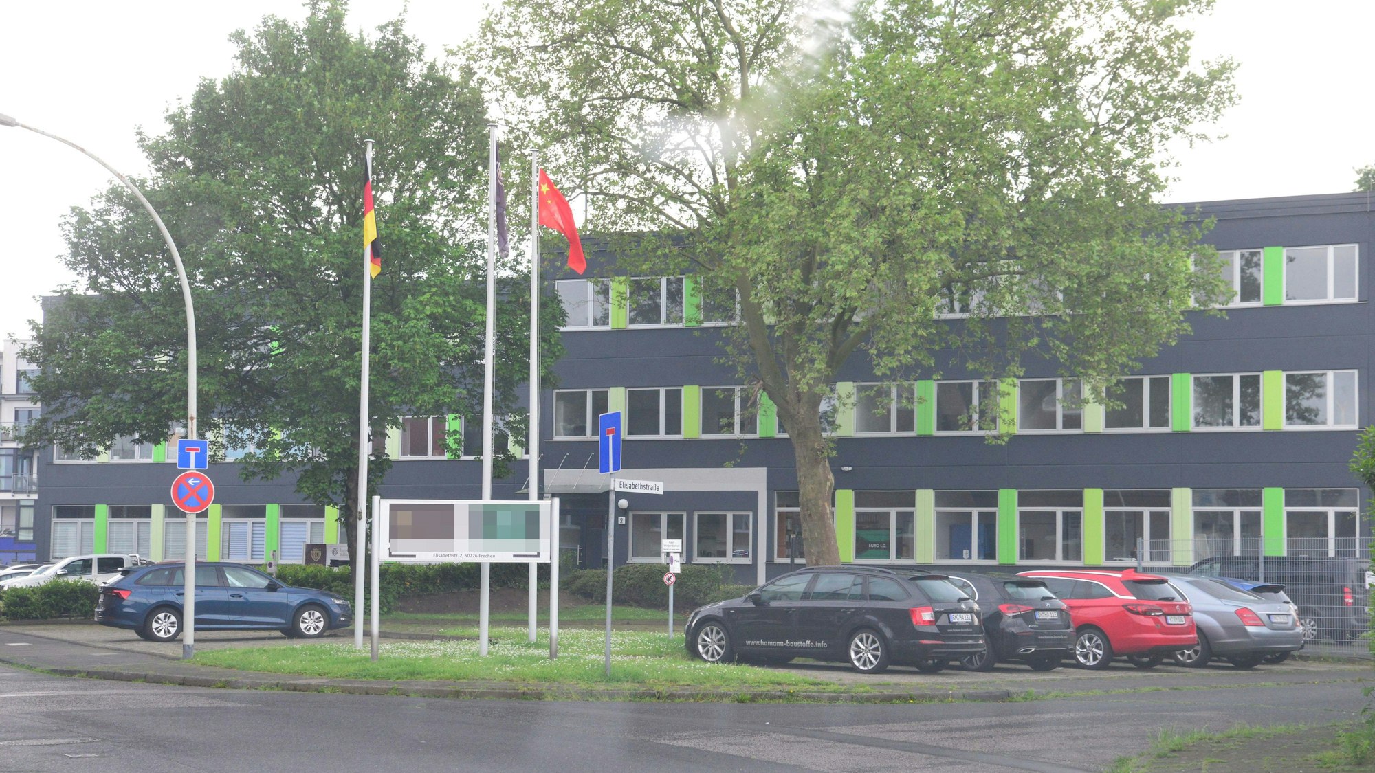 Das Bild zeigt ein Bürogebäude in Frechen.