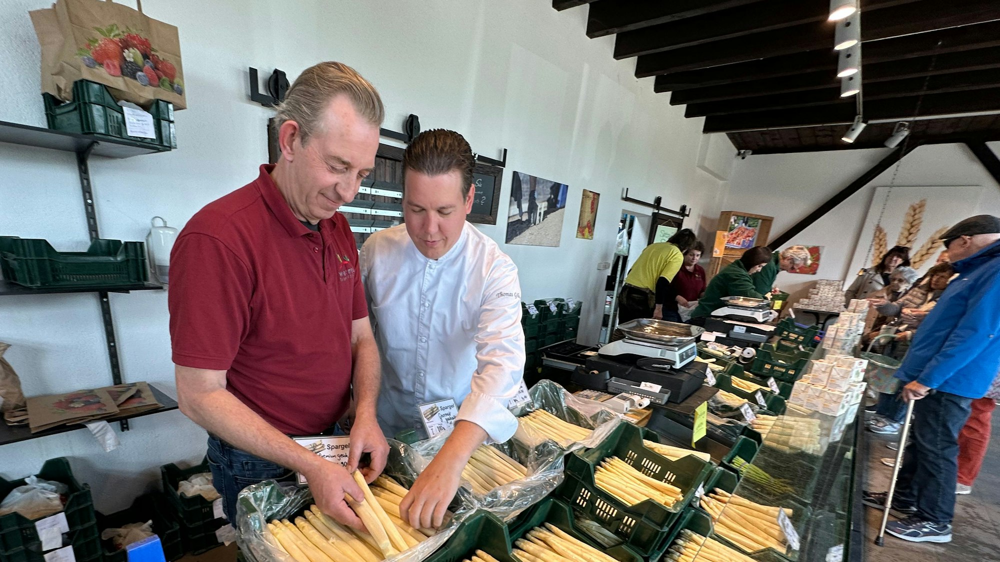 Spargelbauer Peter Wermes (l.) und Sternekoch Thomas Gilles im Verkaufsraum des Bauernhofes in Zündorf