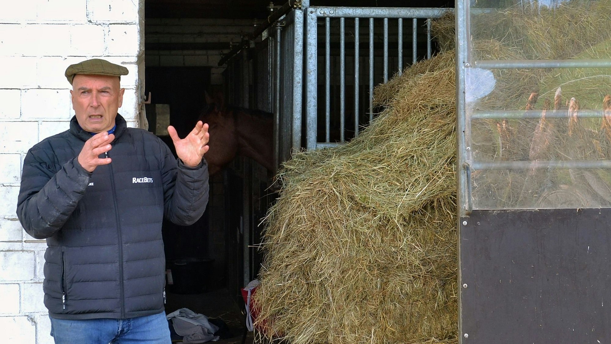 Christian von der Recke gibt vor den Boxen Erklärungen.
