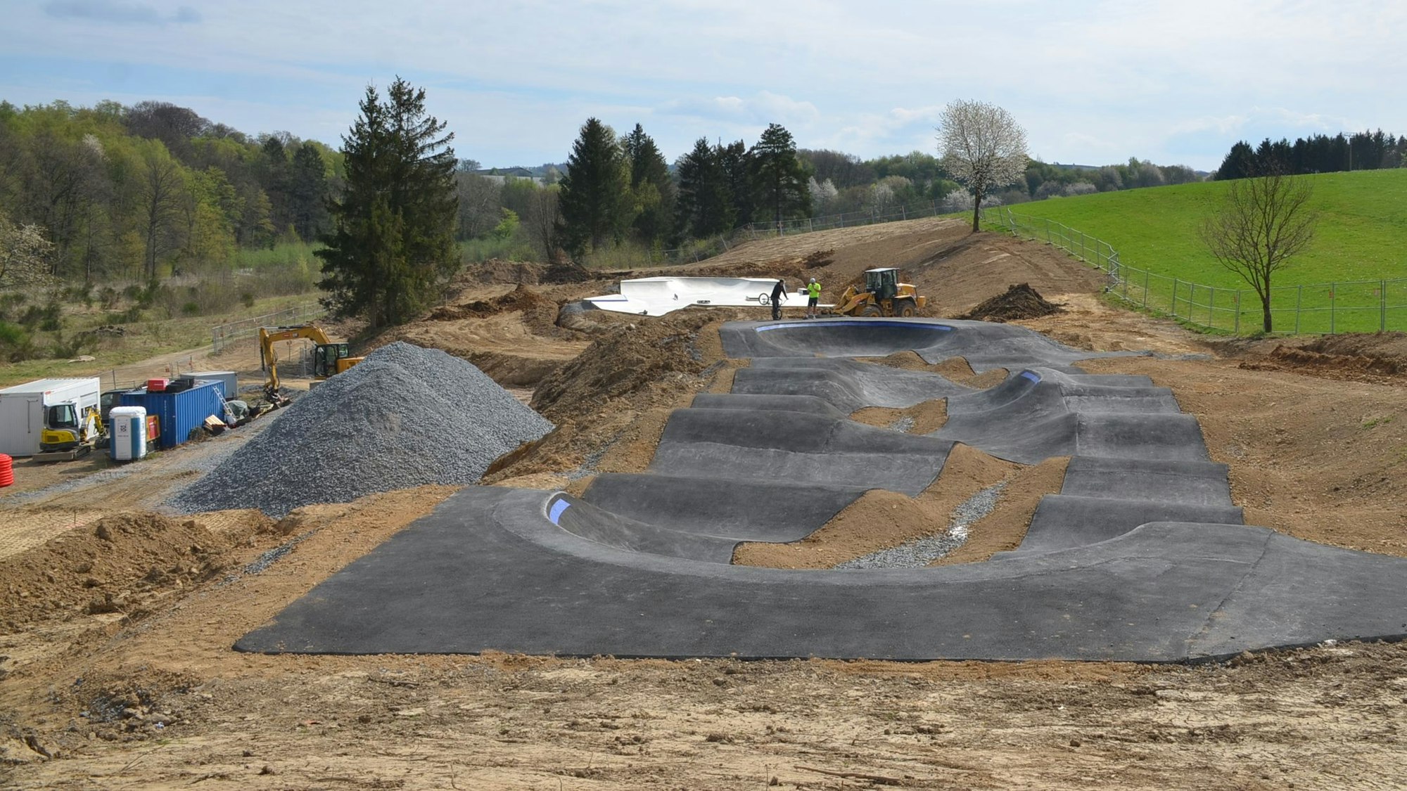 Der Pumptrack in Waldbröls neuem Rollsportpark an der Klus ist ebenfalls schon fertiggestellt.