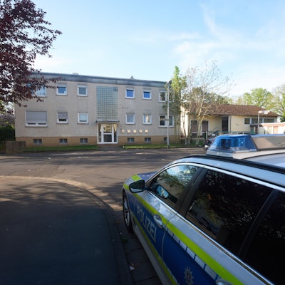Ein Polizeiwagen steht in der Nähe des Tatorts. Zwei Menschen sind im hessischen Bad Nauheim erschossen worden. (Archivbild)