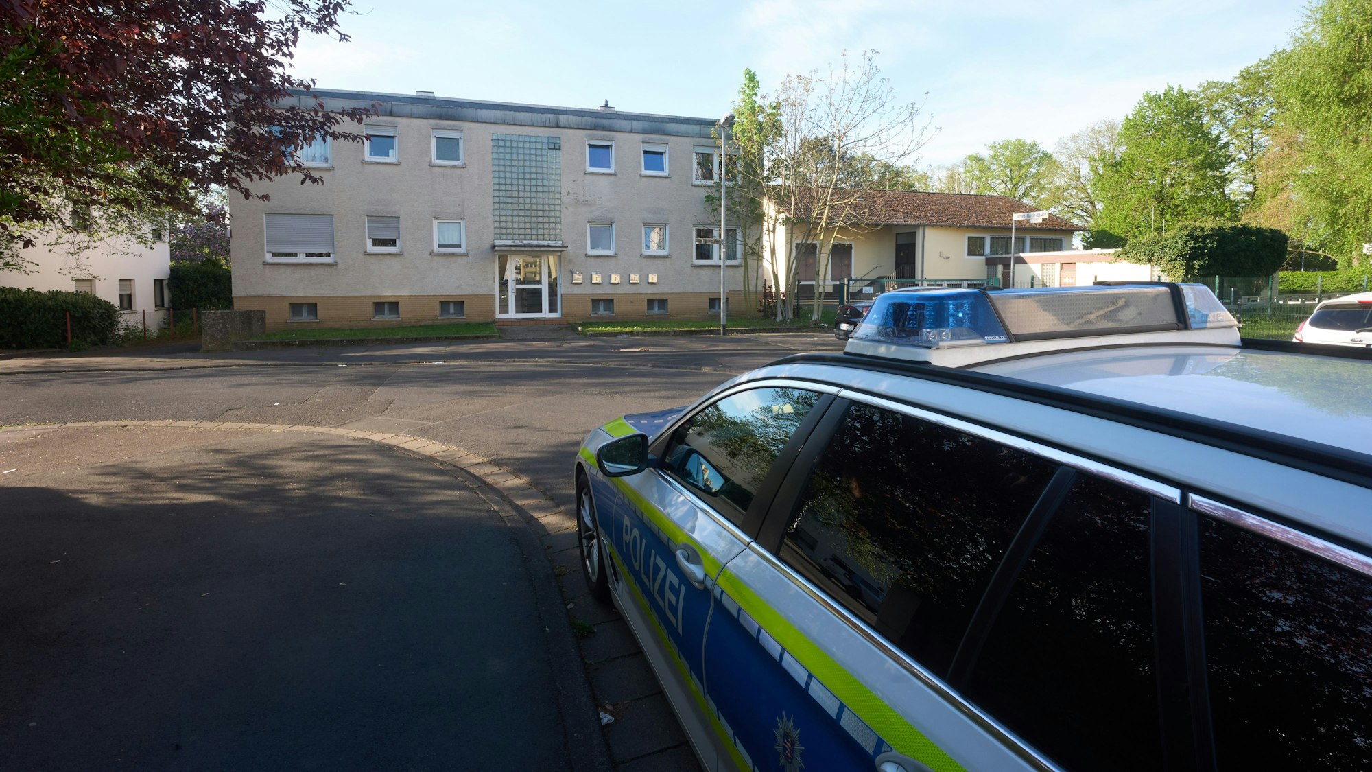 Ein Polizeiwagen steht in der Nähe des Tatorts. Zwei Menschen sind im hessischen Bad Nauheim erschossen worden. (Archivbild)