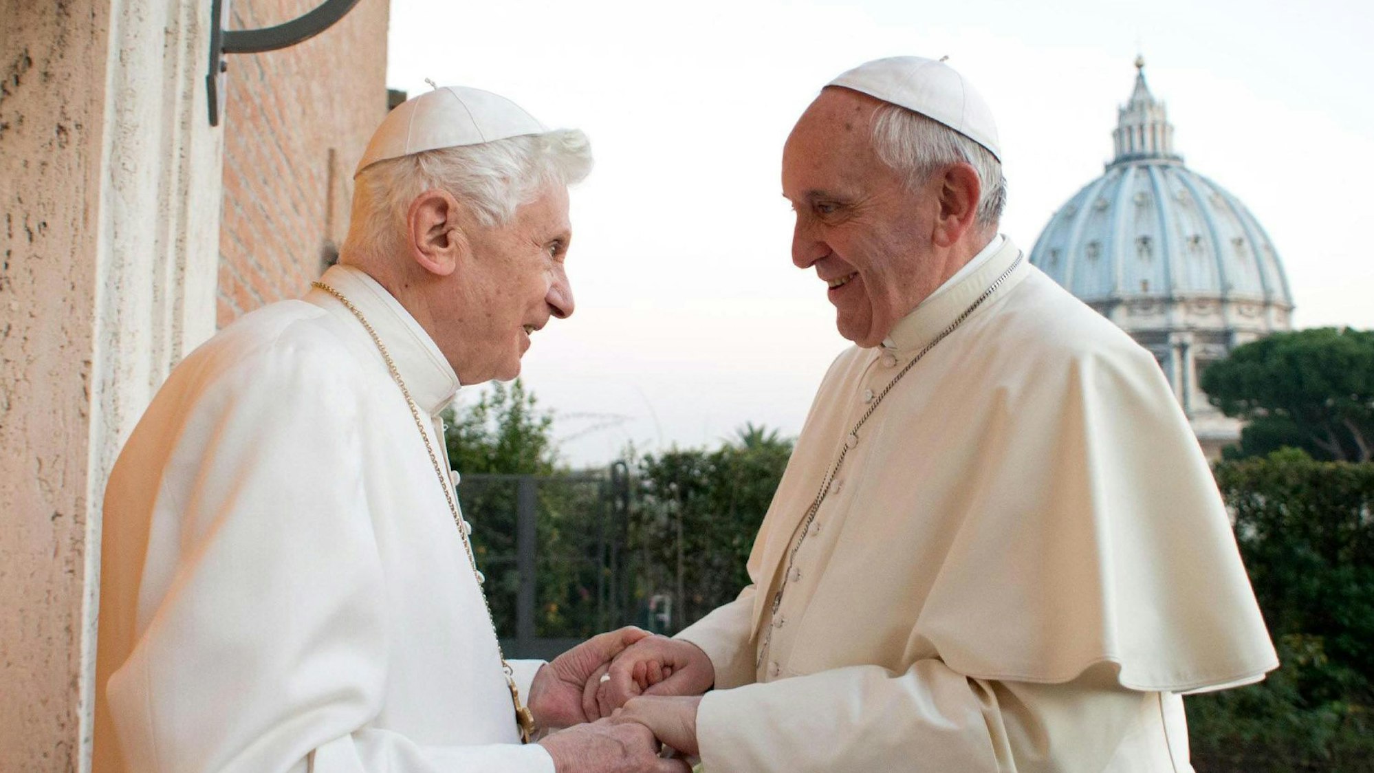 Papst Franziskus (r) mit seinem Vorgänger, dem emeritierten Papst Benedikt XVI.