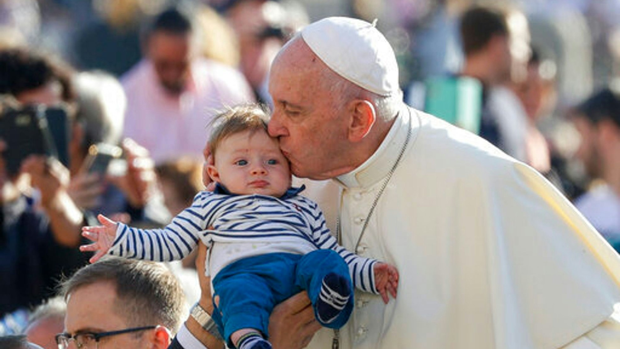 Franziskus mit Baby auf dem Arm.