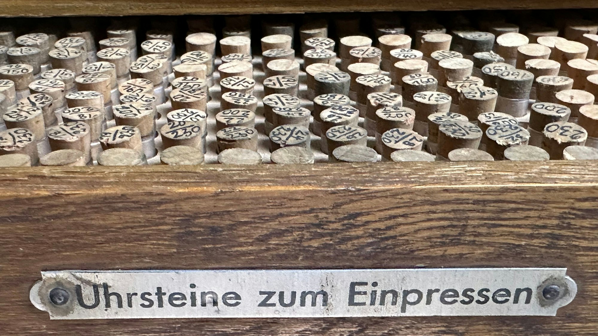 Eine Vielzahl von Ersatzteilen findet sich in der Werkstatt.