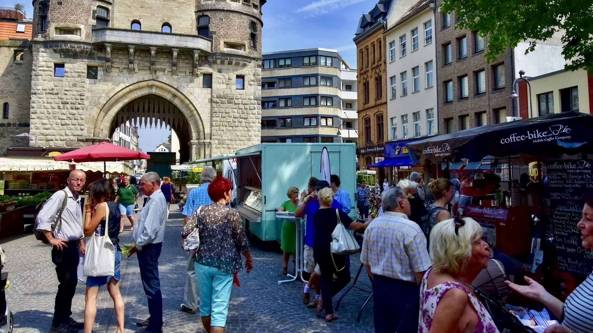 Der Wochenmarkt auf dem Chlodwigplatz wird wegen des „Tags der Arbeit“ vom 1. Mai, auf Mittwoch, 30. April, vorverlegt (Archivbild).