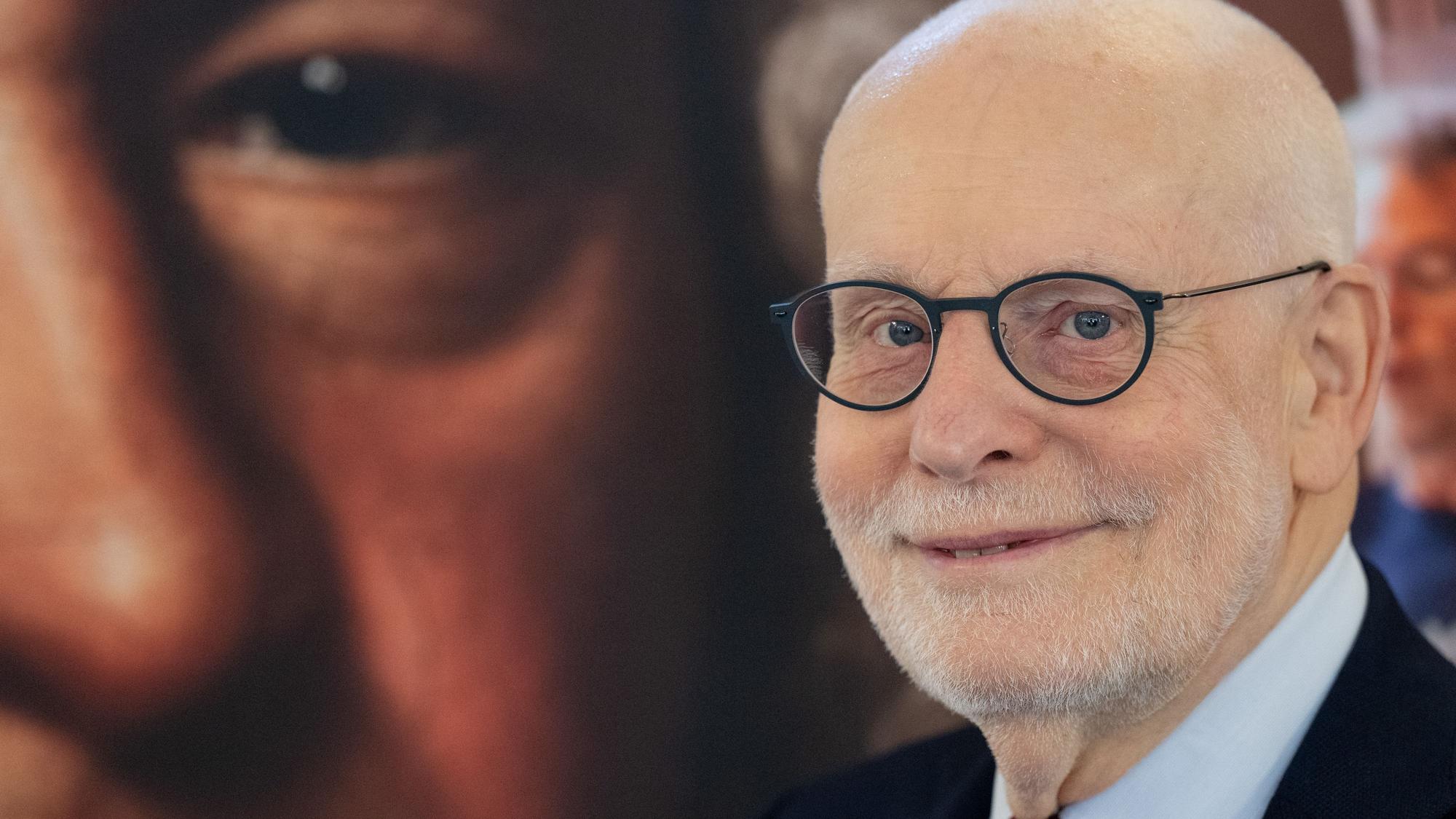 Ton Koopman, Präsident Bach-Archiv Leipzig, steht auf der Eröffnungspressekonferenz zum Bachfest 2024 vor einem Portrait Johann Sebastian Bachs.