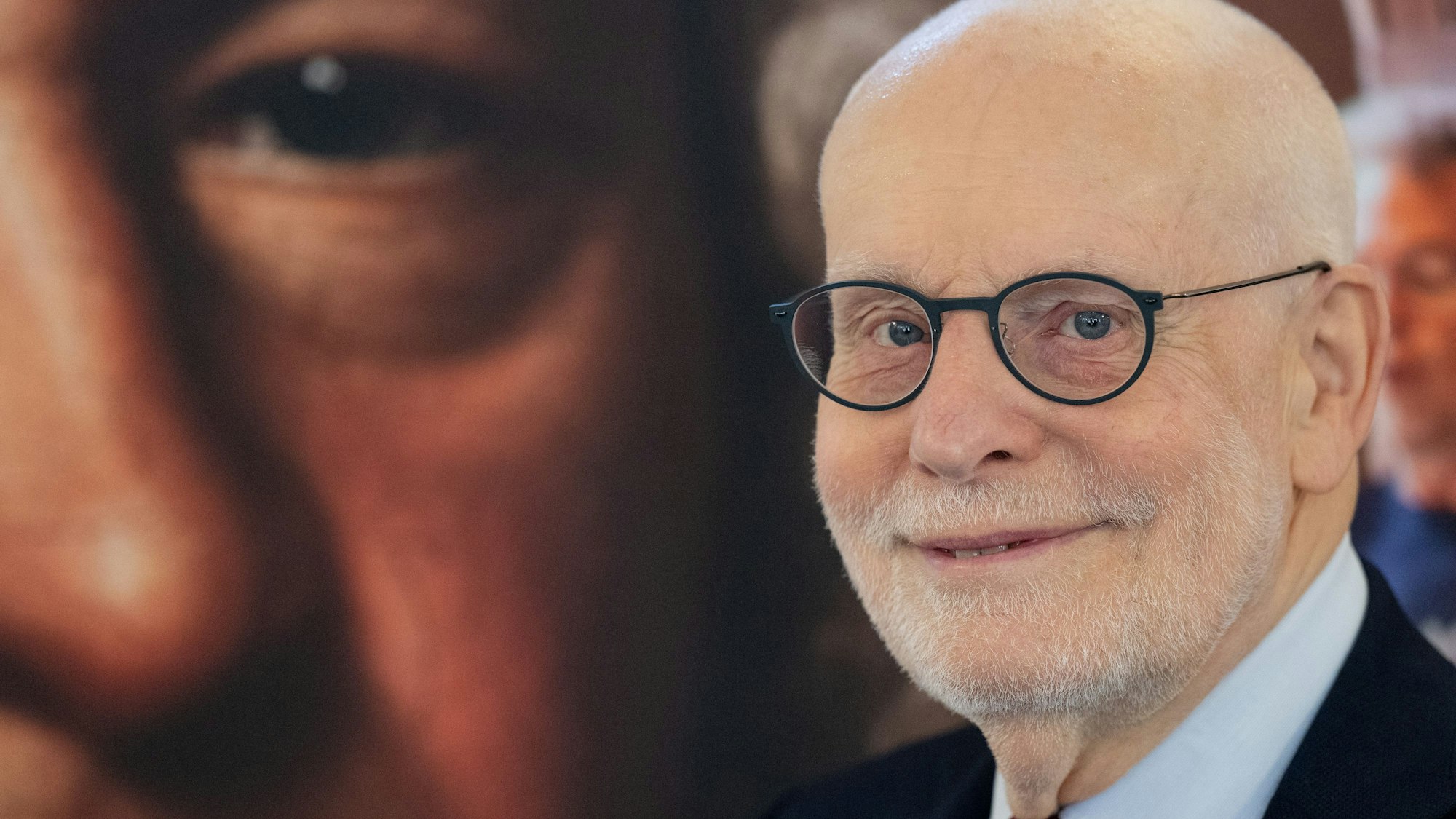 Ton Koopman, Präsident Bach-Archiv Leipzig, steht auf der Eröffnungspressekonferenz zum Bachfest 2024 vor einem Portrait Johann Sebastian Bachs.