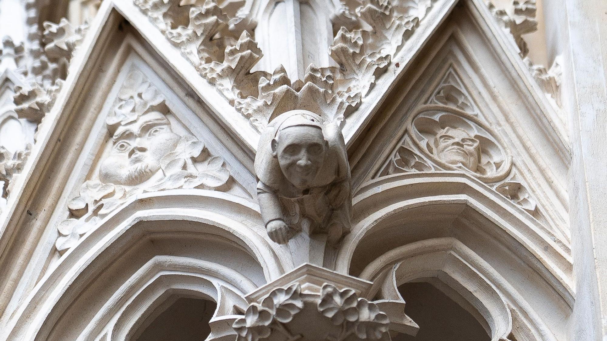 Am Hauptportal des Kölner Doms ist Papst Franziskus im Stein verewigt.