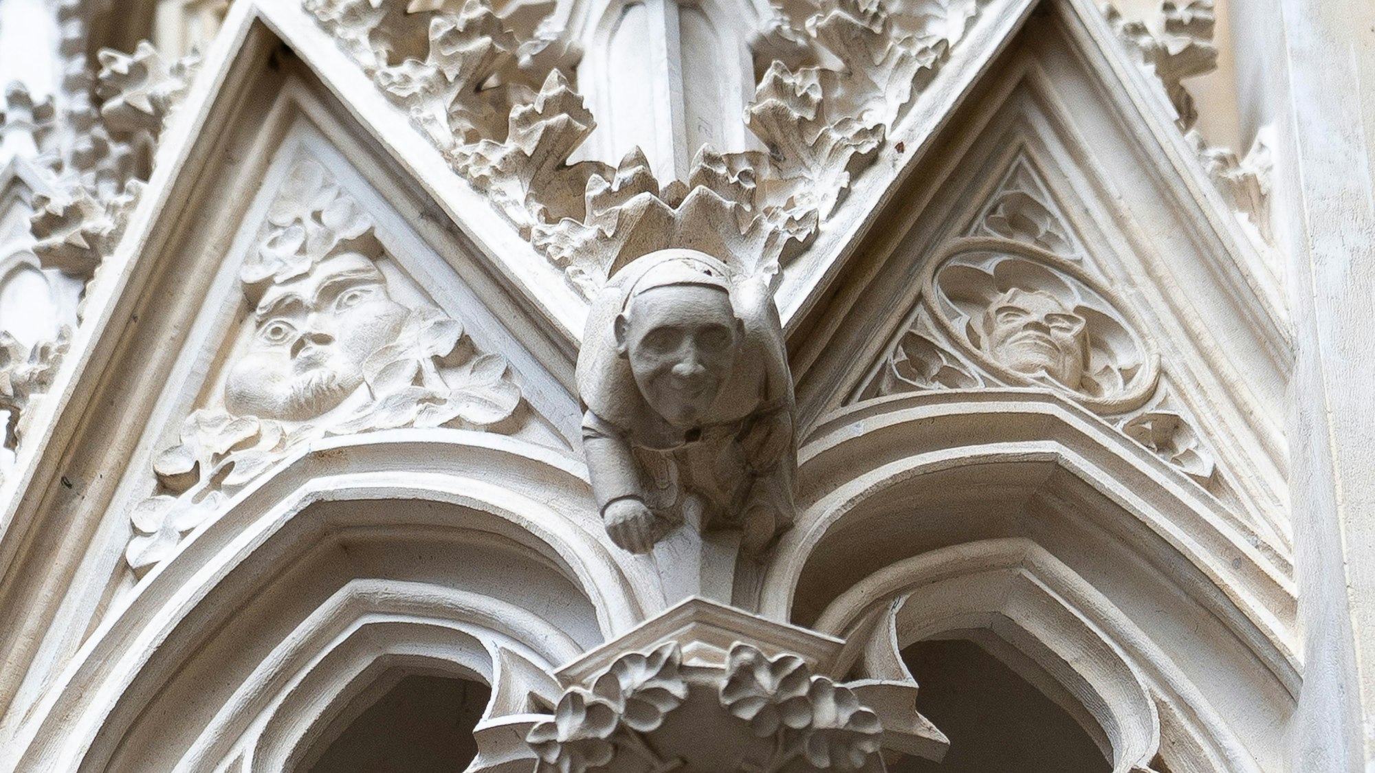 Am Hauptportal des Kölner Doms ist Papst Franziskus im Stein verewigt.