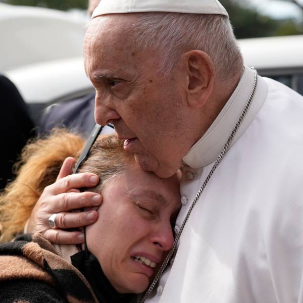 Papst Franziskus tröstet eine weinende Frau.