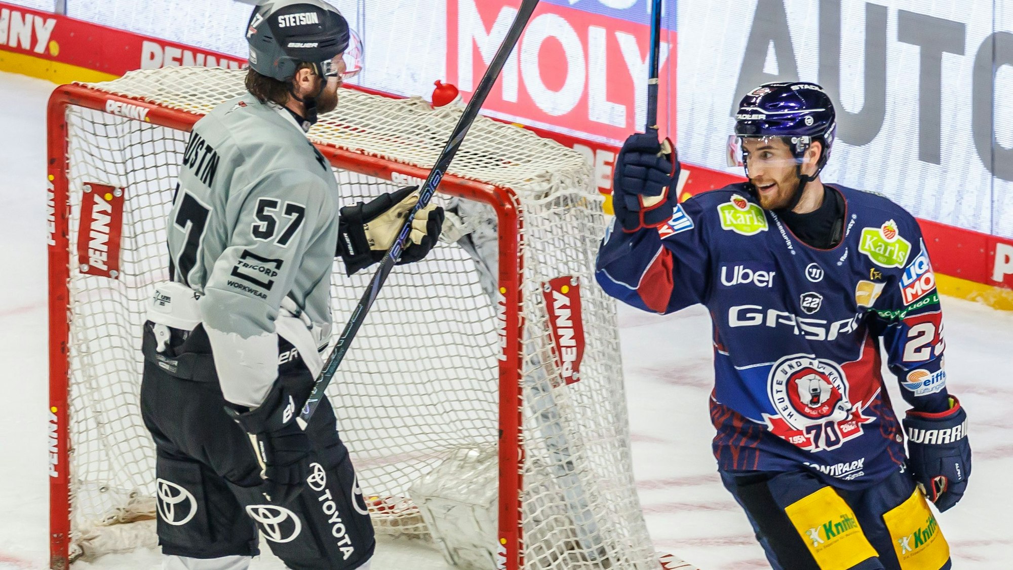 Berlins Blaine Byron (r) jubelt nach 7:0 Treffer durch Tiffels.