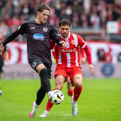 Fussball, Herren, Saison 2024/2025, 3. Liga 34. Spieltag, FC Energie Cottbus - FC Viktoria Köln 1904, v.l. Tobias Eisenhuth Viktoria Köln, Yannik Möker Energie Cottbus, 19.04. 2025, *** Soccer, Men, Season 2024 2025, 3 Liga 34 Matchday , FC Energie Cottbus FC Viktoria Köln 1904, v l Tobias Eisenhuth Viktoria Köln , Yannik Möker Energie Cottbus , 19 04 2025, Copyright: xSebastianxRäppold/MatthiasxKochx