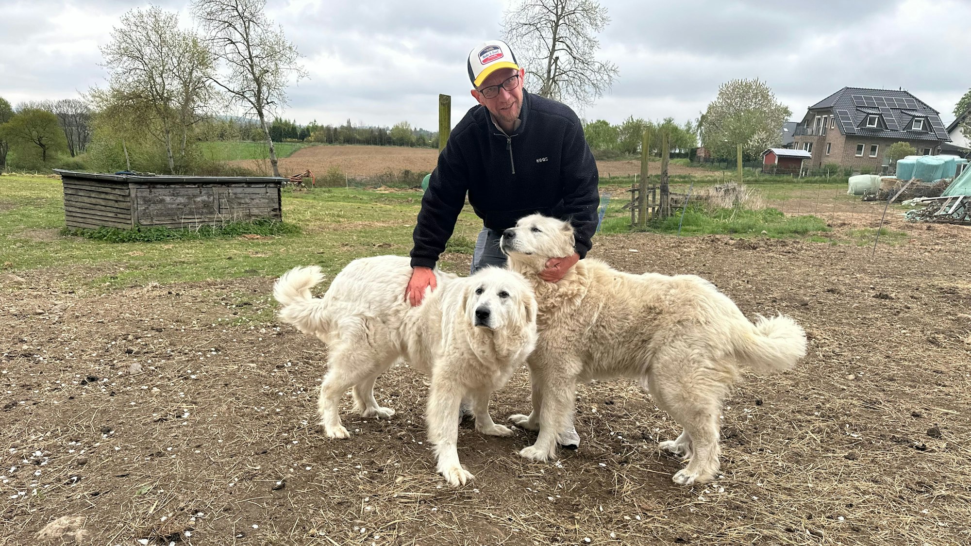Schäfer Simon Darscheid mit seinen beiden Schutzhunden.