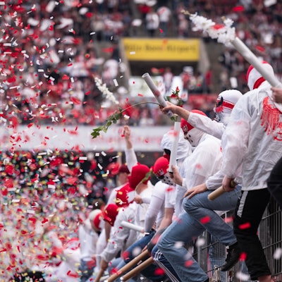 20.04.2025, Nordrhein-Westfalen, Köln: Fußball: 2. Bundesliga, 1. FC Köln - Preußen Münster, 30. Spieltag, RheinEnergieStadion. Kölner Fans schießen Konfetti in die Luft. Foto: Marius Becker/dpa - WICHTIGER HINWEIS: Gemäß den Vorgaben der DFL Deutsche Fußball Liga bzw. des DFB Deutscher Fußball-Bund ist es untersagt, in dem Stadion und/oder vom Spiel angefertigte Fotoaufnahmen in Form von Sequenzbildern und/oder videoähnlichen Fotostrecken zu verwerten bzw. verwerten zu lassen. +++ dpa-Bildfunk +++