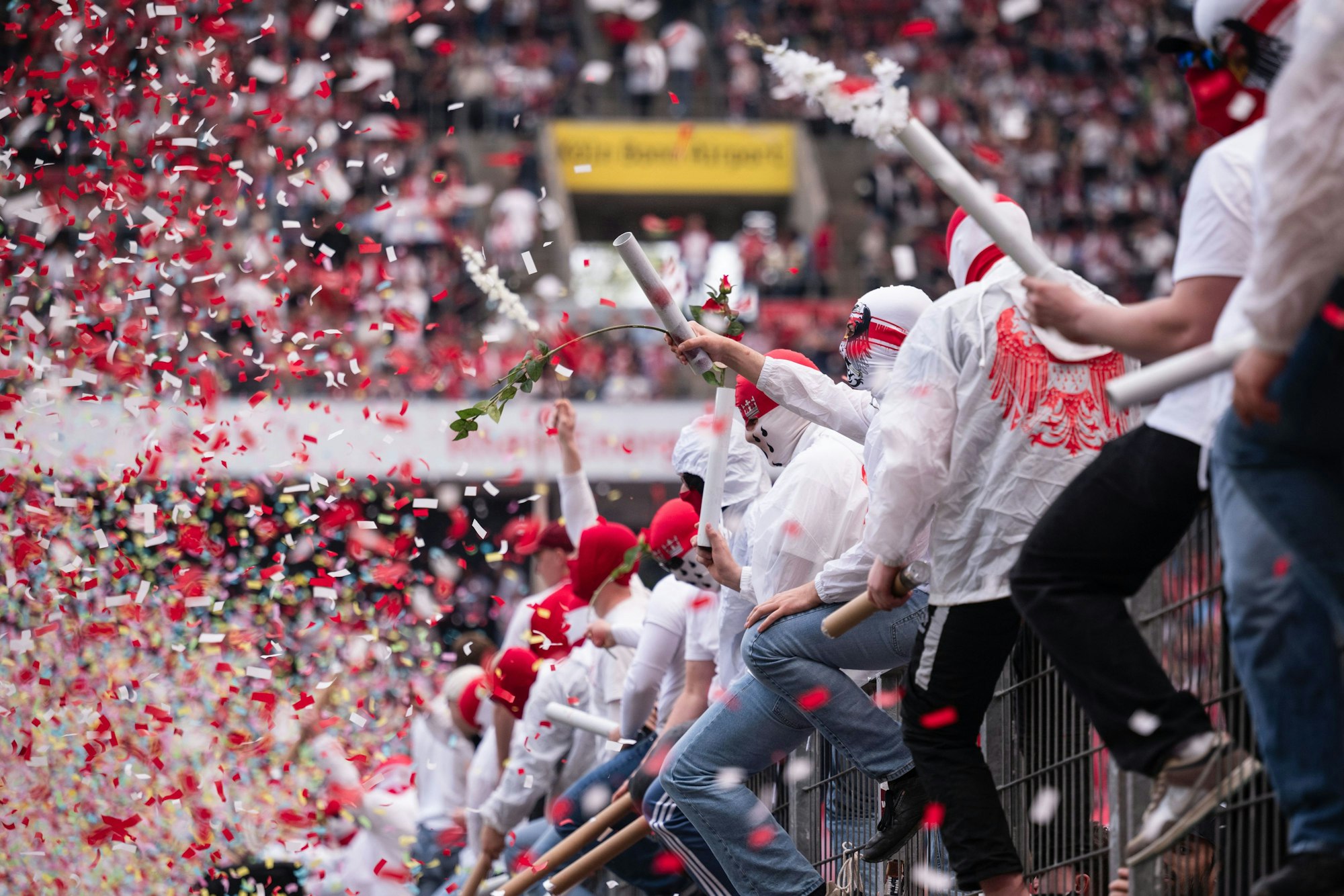 20.04.2025, Nordrhein-Westfalen, Köln: Fußball: 2. Bundesliga, 1. FC Köln - Preußen Münster, 30. Spieltag, RheinEnergieStadion. Kölner Fans schießen Konfetti in die Luft. Foto: Marius Becker/dpa - WICHTIGER HINWEIS: Gemäß den Vorgaben der DFL Deutsche Fußball Liga bzw. des DFB Deutscher Fußball-Bund ist es untersagt, in dem Stadion und/oder vom Spiel angefertigte Fotoaufnahmen in Form von Sequenzbildern und/oder videoähnlichen Fotostrecken zu verwerten bzw. verwerten zu lassen. +++ dpa-Bildfunk +++