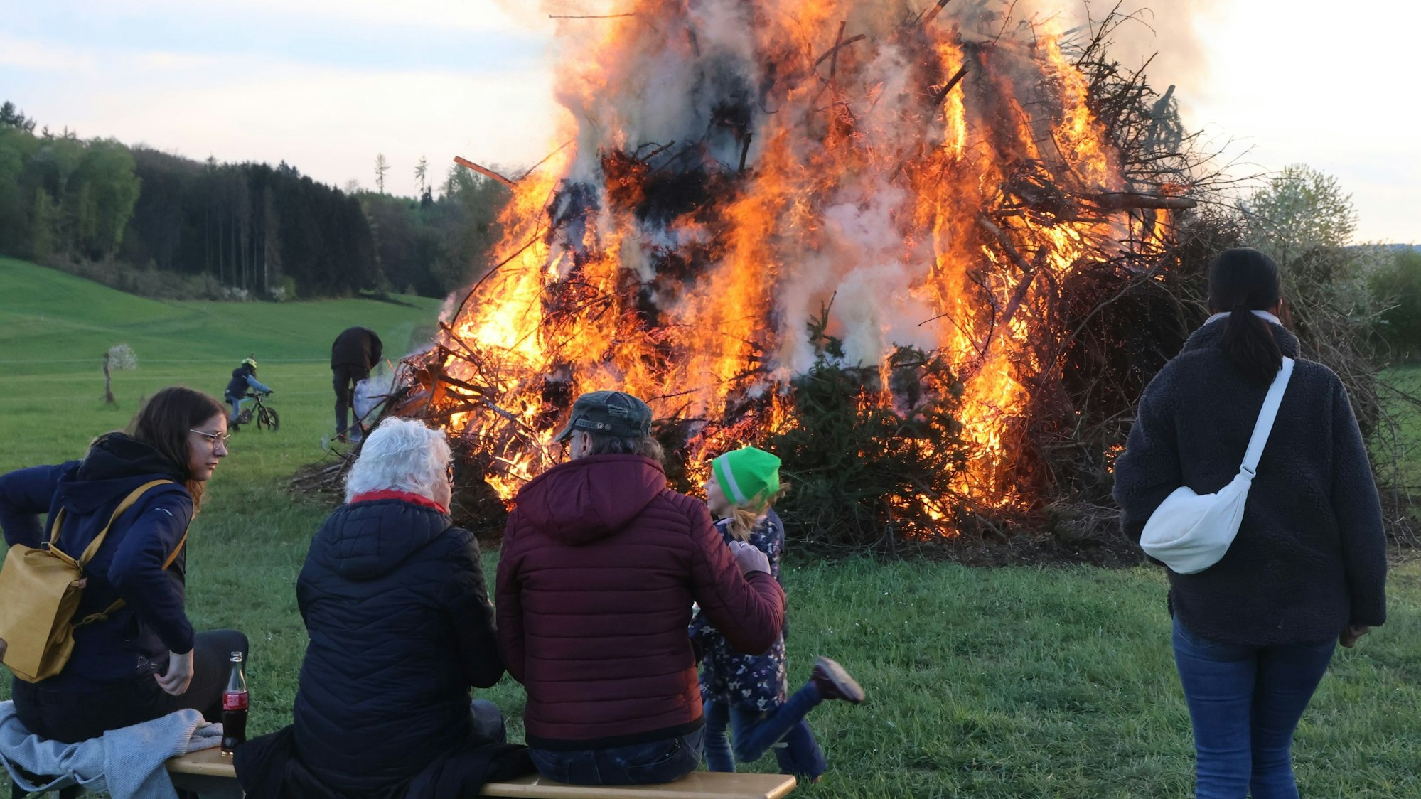In Reichshof-Eiershagen bedeutet ein Osterfeuer auch immer den Abschied von der dunklen Jahreszeit.