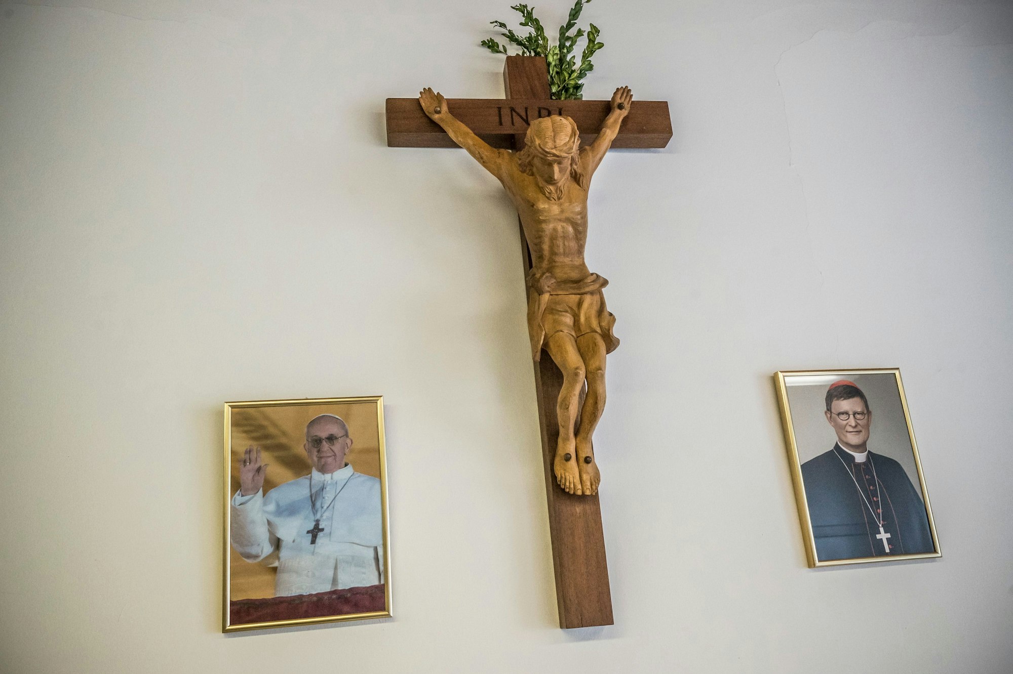 Papst Franziskus ist am Morgen des Ostermontag 2025 gestorben. Pfarrer Andrew Godugunuru stellt ein Bild in der Kirche Sankt Hildegard in Wiesdorf auf. Bild: Ralf krieger