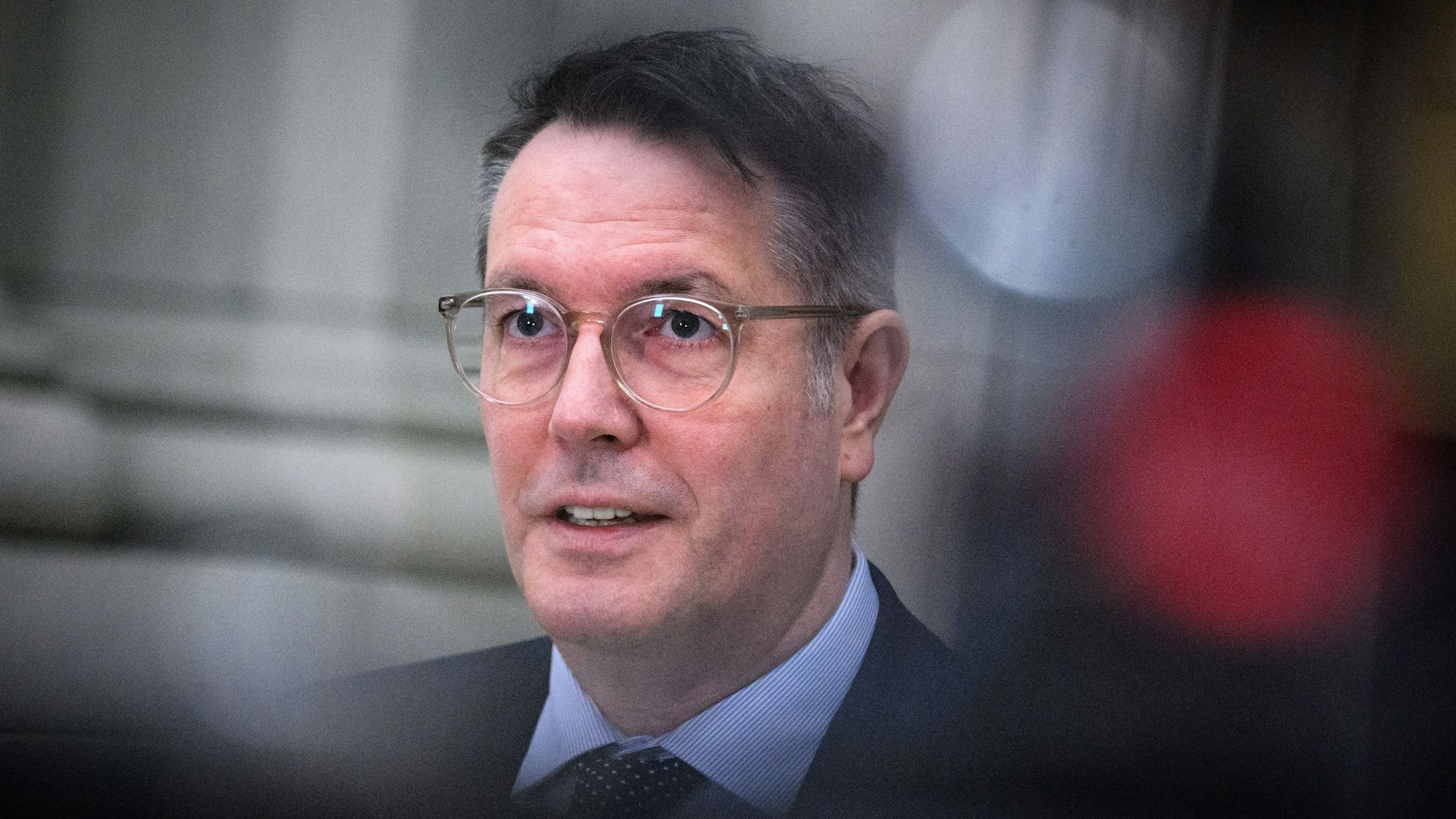 Alexander Schweitzer (SPD), Ministerpräsident von Rheinland-Pfalz, äußert sich vor Beginn der 1053. Plenarsitzung im Deutschen Bundesrat. (Archivbild)