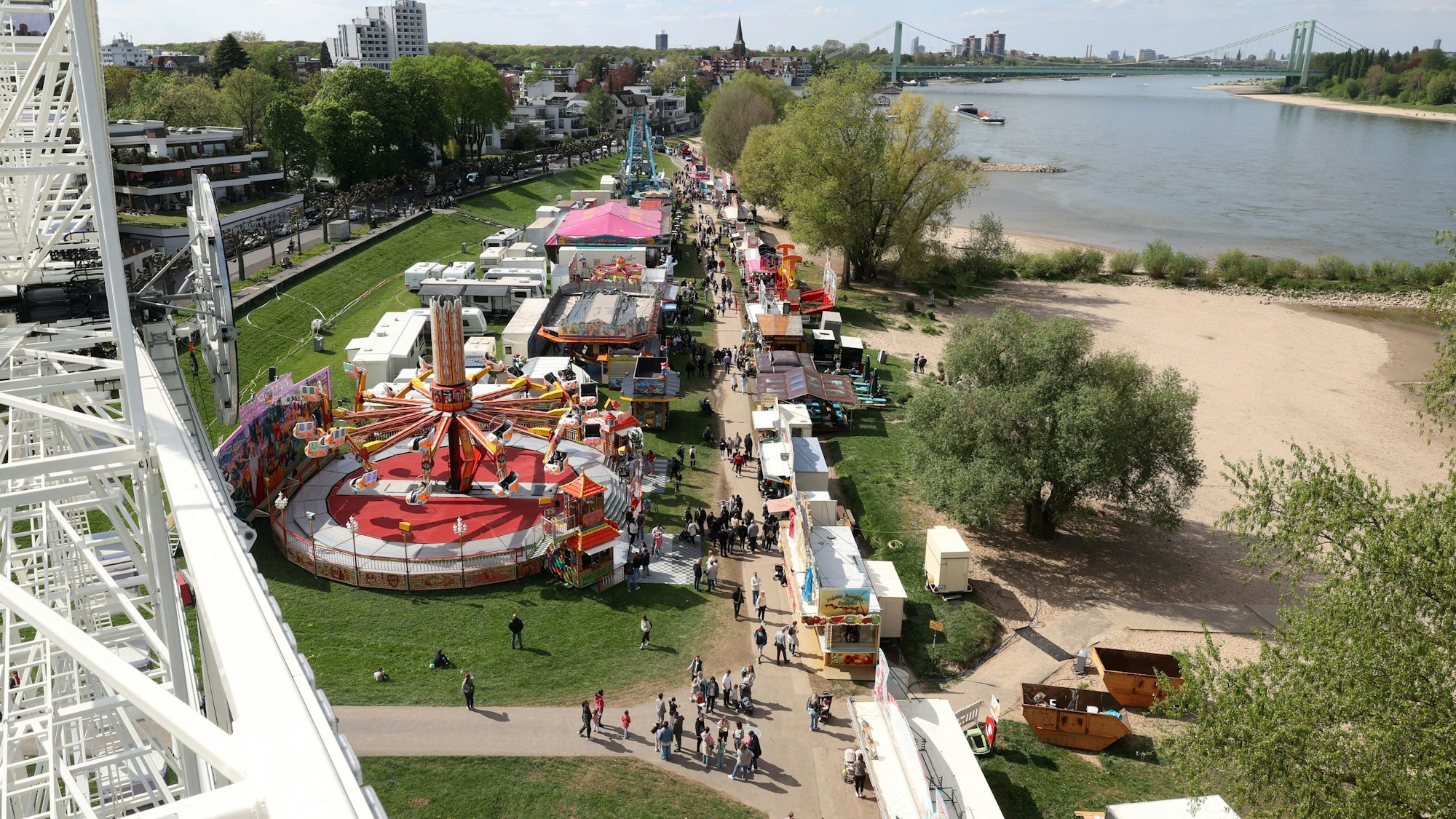 Das Foto zeigt die Kirmes an der Kölschen Riviera in Rodenkirchen.