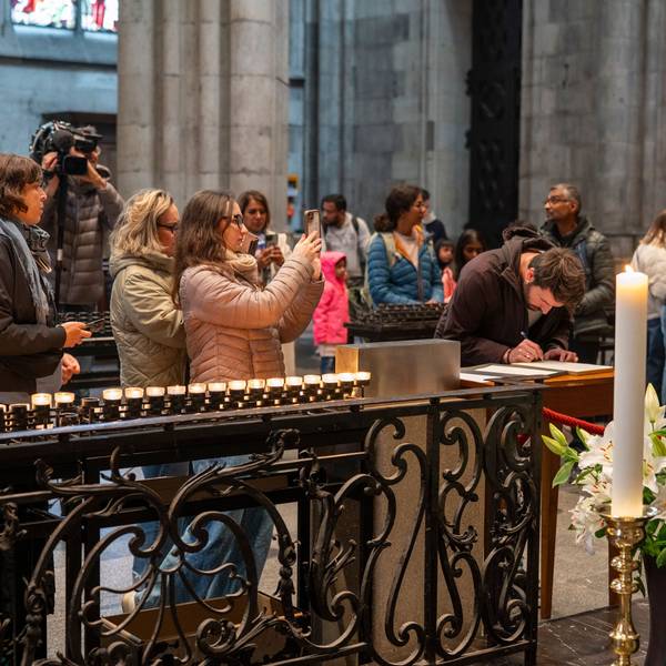 Papst Franziskus ist tot: Im Dom liegt ein Kondolenzbuch aus.