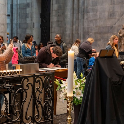 Papst Franziskus ist tot: Im Dom liegt ein Kondolenzbuch aus.