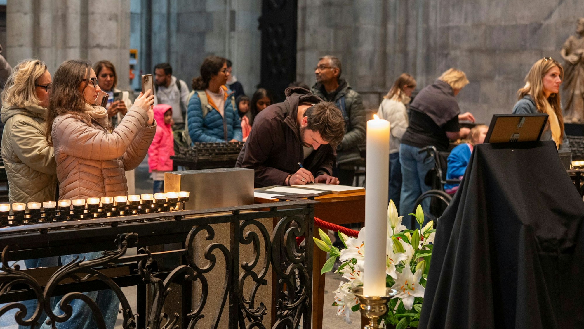 Papst Franziskus ist tot: Im Dom liegt ein Kondolenzbuch aus.