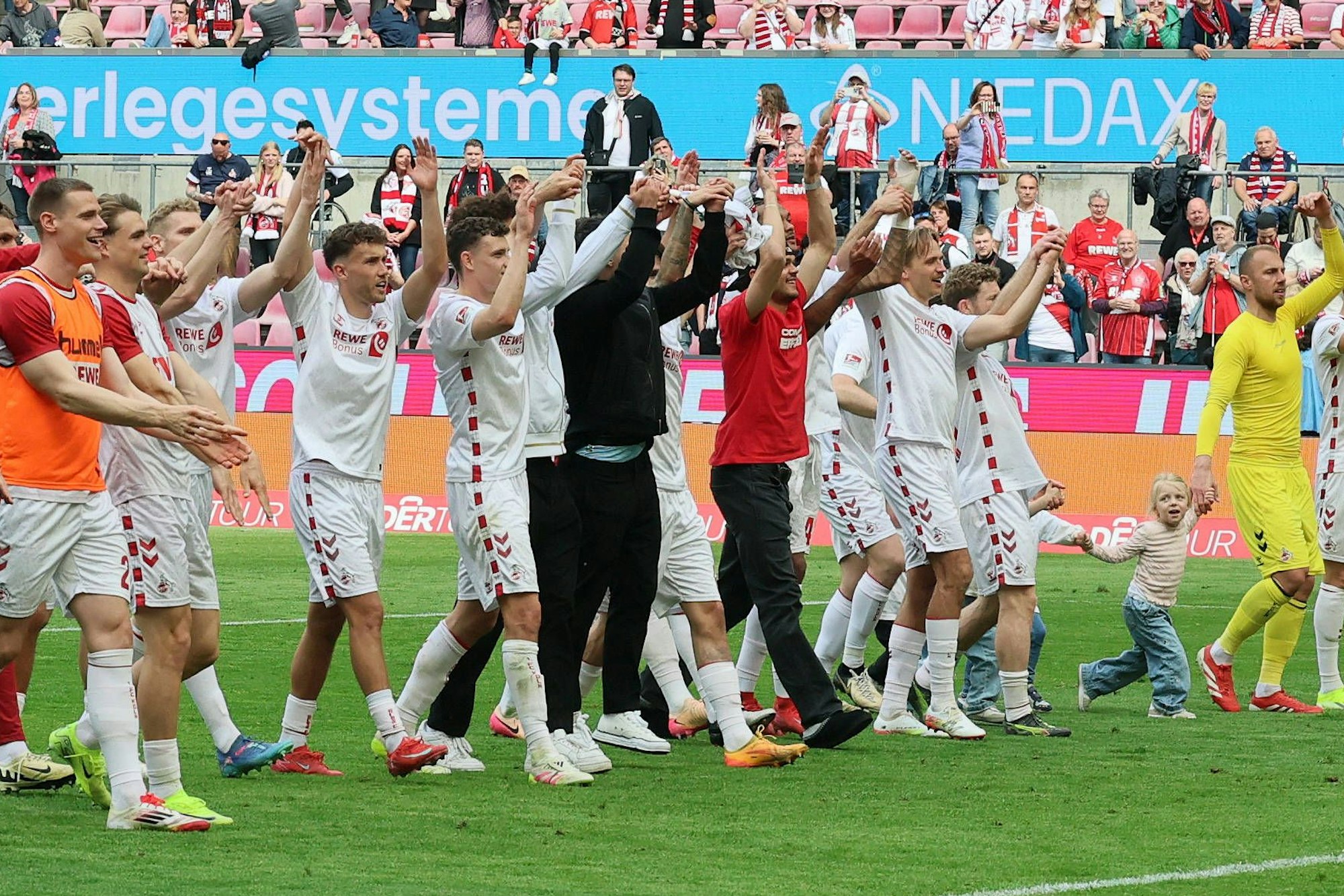 1. FC Köln vs. Preußen Münster, 30. Spieltag, 20.04.2025, 13.30 Uhr, die Mannschaft feiert nach dem Spiel vor der Südtribüne 1. FC Köln , Bild: *** Local Caption *** Ausschließlich redaktionelle Nutzung Editorial use only *** Sport 1 FC Köln vs Preußen Münster, Matchday 30, 20 04 2025, 13 30 h, the team celebrates after the match in front of the south stand 1 FC Köln , Bild Local Caption Editorial use only