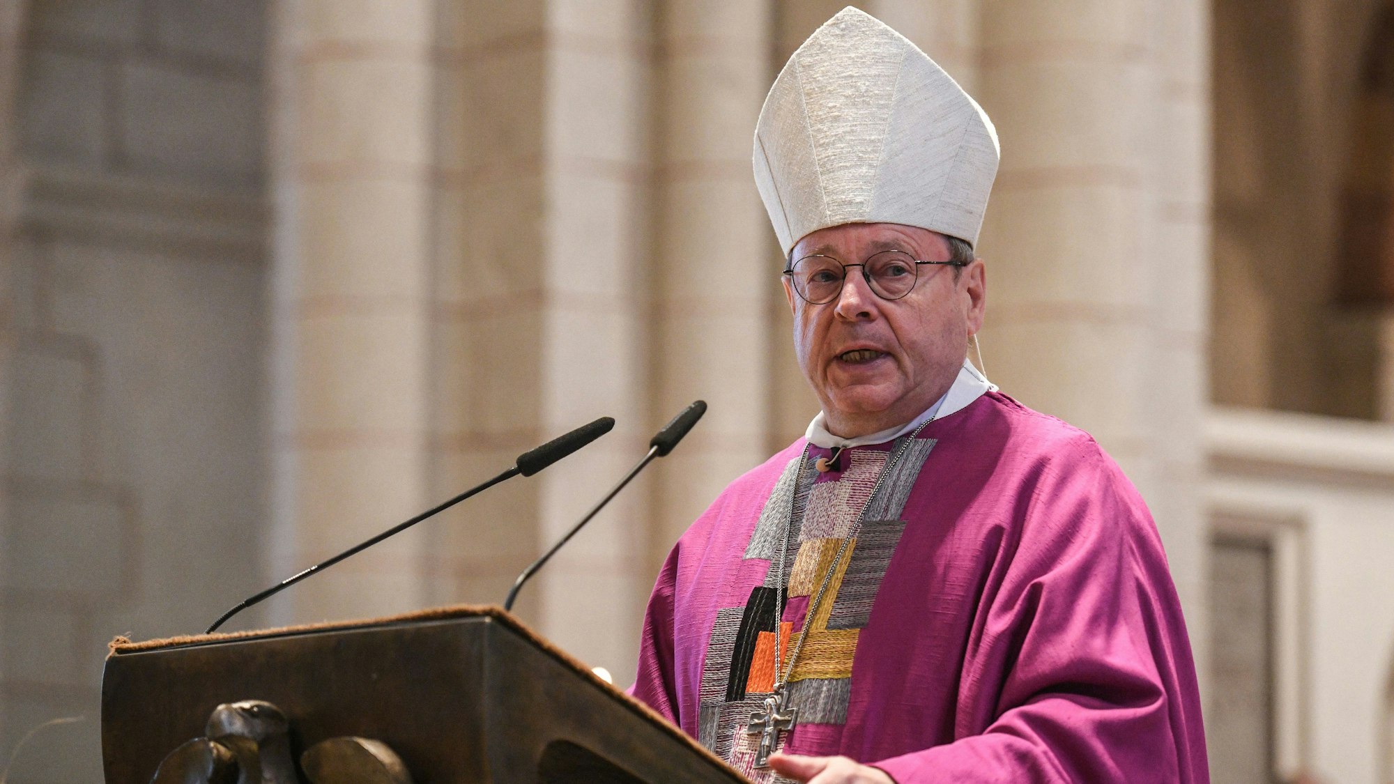 Georg Bätzing, Bischof von Limburg und Vorsitzender der Deutschen Bischofskonferenz, leitet das Requiem für den früheren Limburger Bischof Franz Kamphaus im Limburger Dom. (Archivfoto)