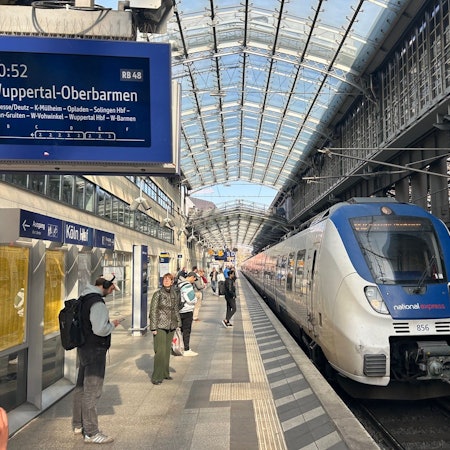 Die Regionalbahn 48 wartet im April 2025 im Kölner Hauptbahnhof auf die Abfahrt nach Wuppertal-Oberbarmen.