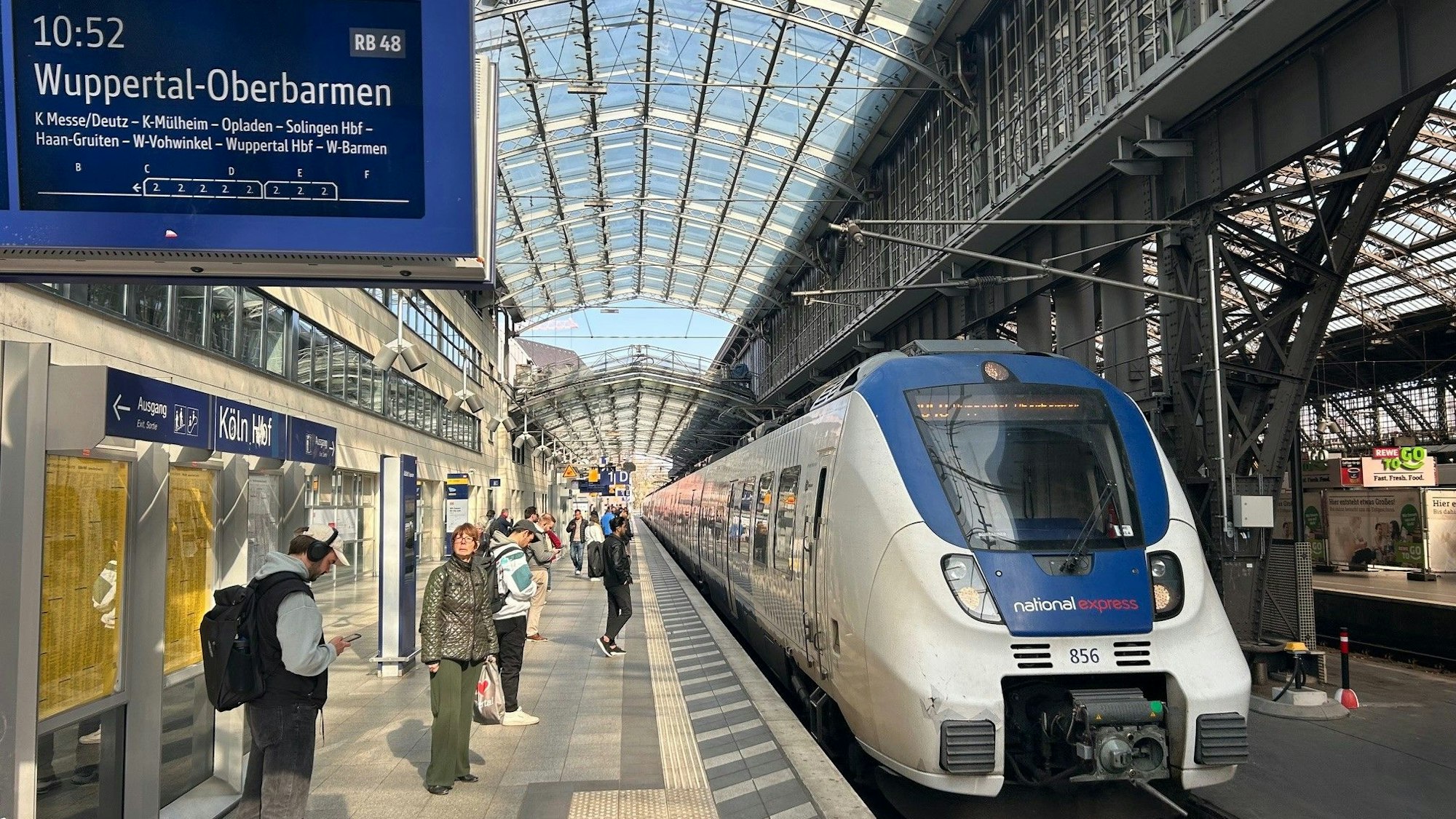 Das Sorgenkind von National Express: Die Regionalbahn 48 fährt zwischen Bonn und Köln nur sehr unregelmäßig. Foto: Peter Berger