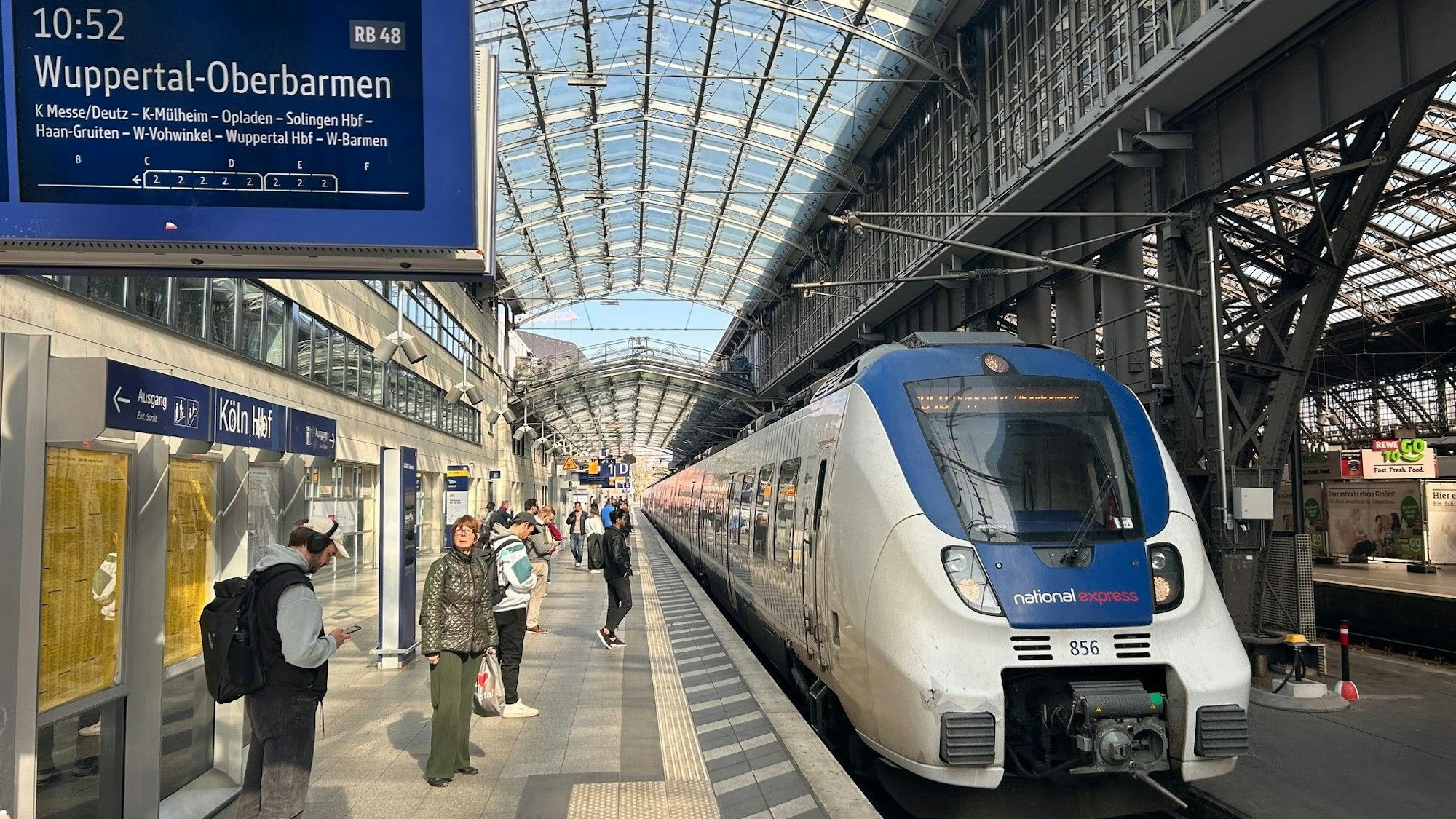 Die Regionalbahn 48 wartet im April 2025 im Kölner Hauptbahnhof auf die Abfahrt nach Wuppertal-Oberbarmen.