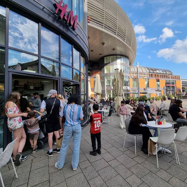 Leverkusen-Wiesdorf im Sommer mit Eiscafé Minini