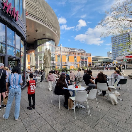 Leverkusen-Wiesdorf im Sommer mit Eiscafé Minini