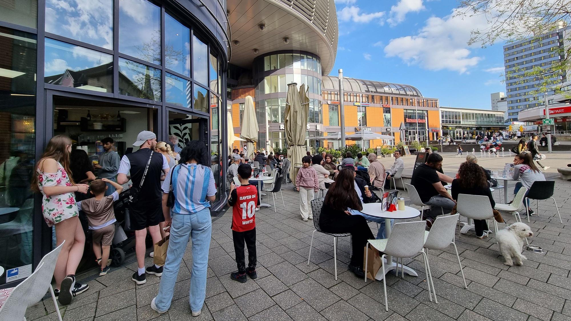 Leverkusen-Wiesdorf im Sommer mit Eiscafé Minini