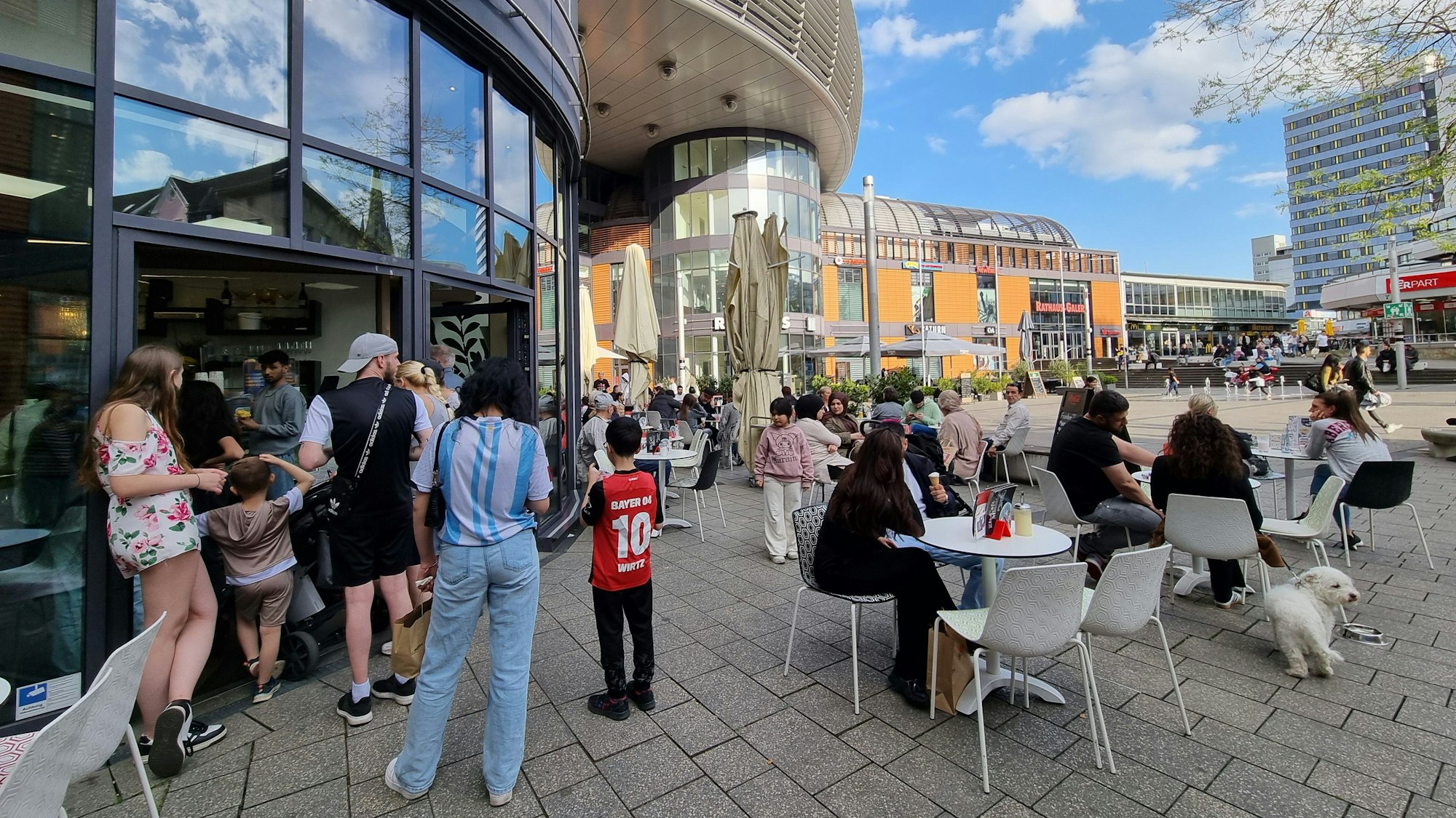 Leverkusen-Wiesdorf im Sommer mit Eiscafé Minini