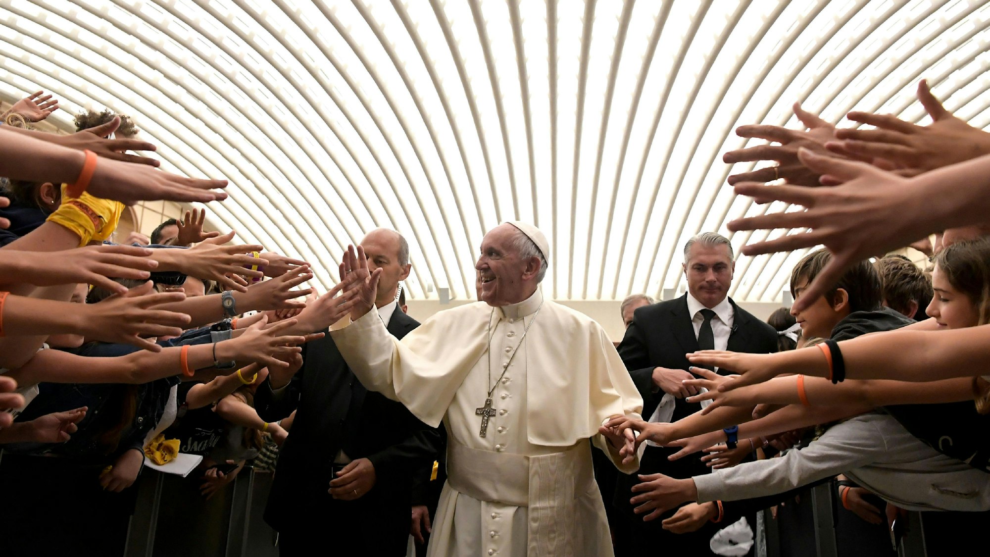 Zahlreiche Jugendliche begrüßten Papst Franziskus während einer Audienz für Mittelschulen. (Archivbild)