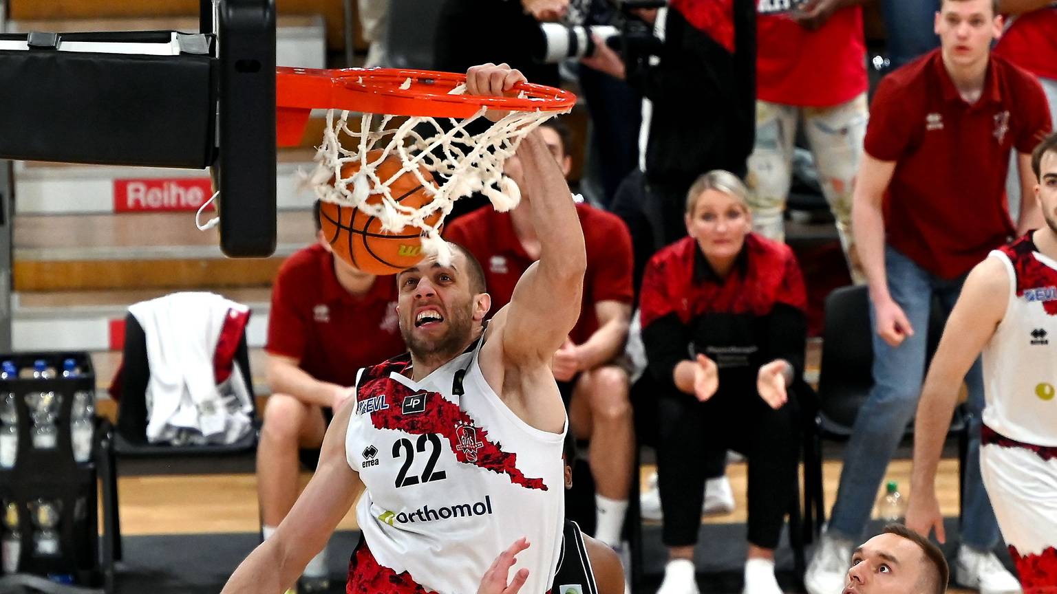 19-04.2025, Basketball-Bayer Giants-Rhöndorf
Korb voin Dennis Heinzmann (Bayer)
rechts: Marco Rahn (Rhöndorf)
Foto: Uli Herhaus